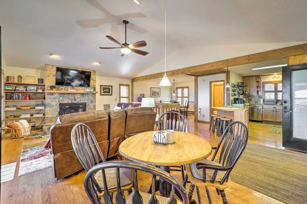 Mtn-view Cabin w/ Deck, 2 Mi to Beech Mtn Slopes!