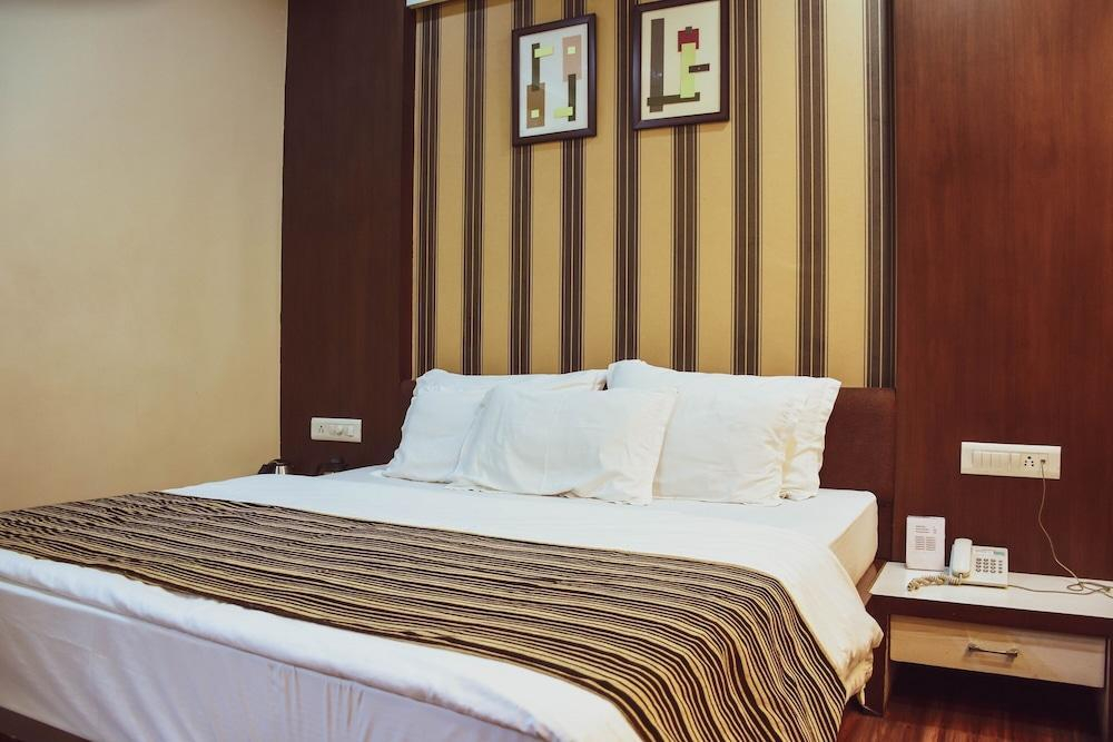 OYO Premium AB Road Bhavarkuan