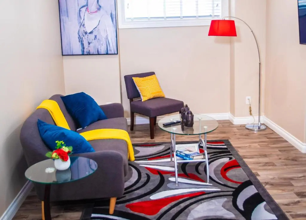 Exquisite And Modern Executive Suite With Parking
