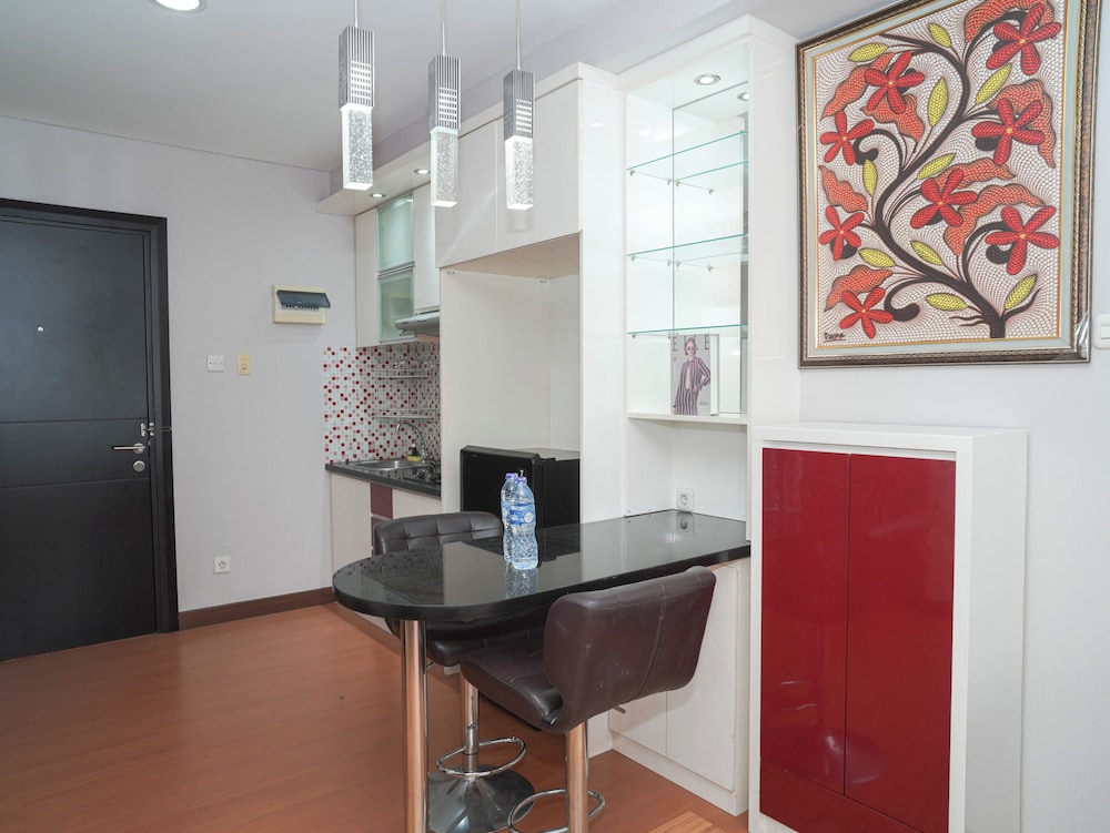 Serene Red Vibe 2Br At Apartment Nifarro Park