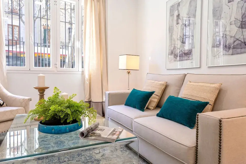 Beautiful 1 BD Apartment in the City Center Recaredo I