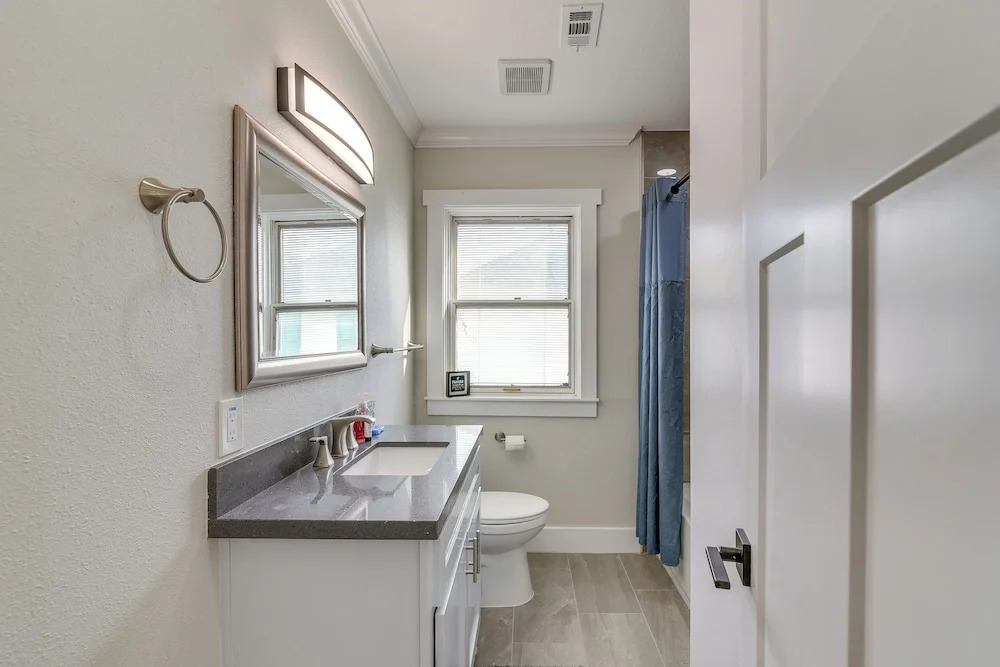 2-unit Houston Getaway Near NRG & Hermann Park