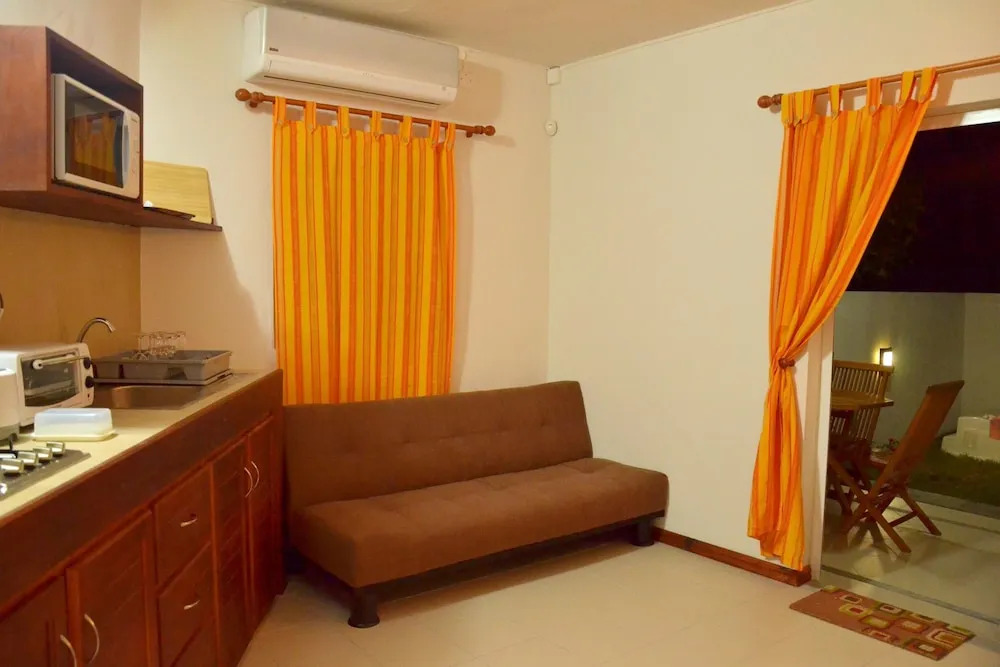 Studio in Black River, With Shared Pool, Enclosed Garden and Wifi - 1 km From the Beach