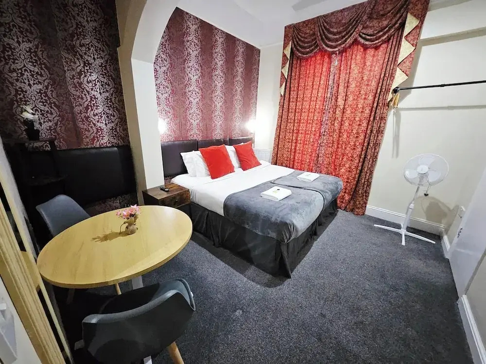 Southsea Ground-Floor Studio Apartment with Free Private Parking