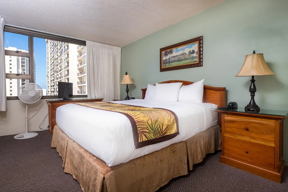 Waikiki Banyan Tower 2 by VRI Americas