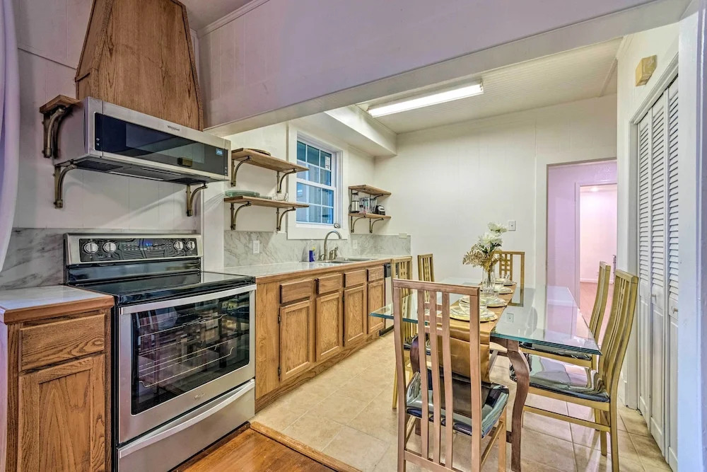1 Mi to Bathhouse Row: Bright Hot Springs Home!