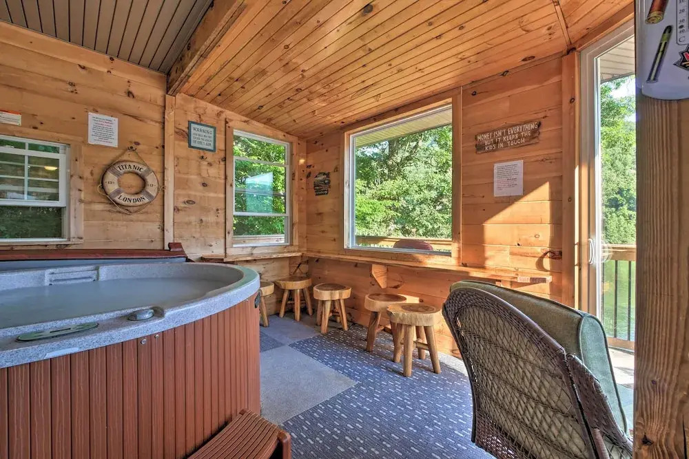 Tenn River Cabin w/ Hot Tub - 10 Mi to Chattanooga