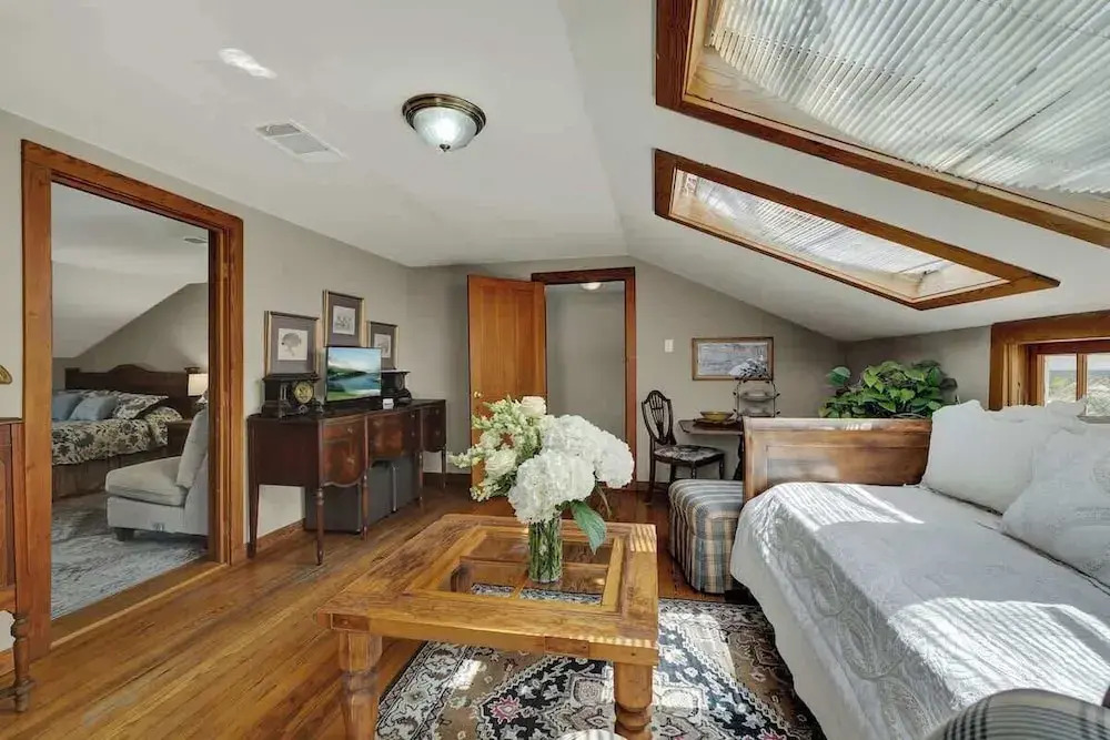 Gillespie House-2 Suites-walk to Main St!