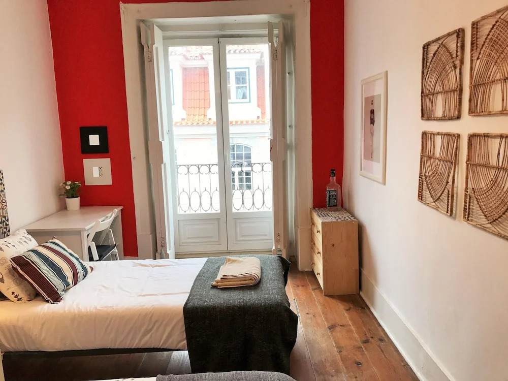 Spacious charming flat - heart of Lisbon