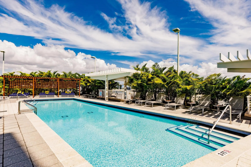 Hang Ten- Large Townhome, lux amenities, parking