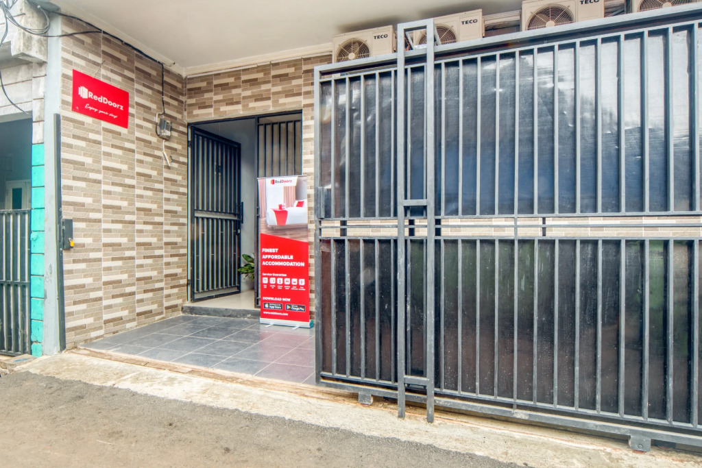 RedDoorz near Graha Cijantung Mall