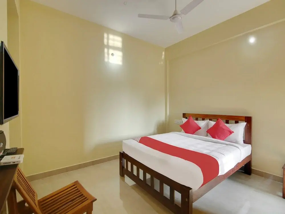 OYO 26718 The Mayura Residency