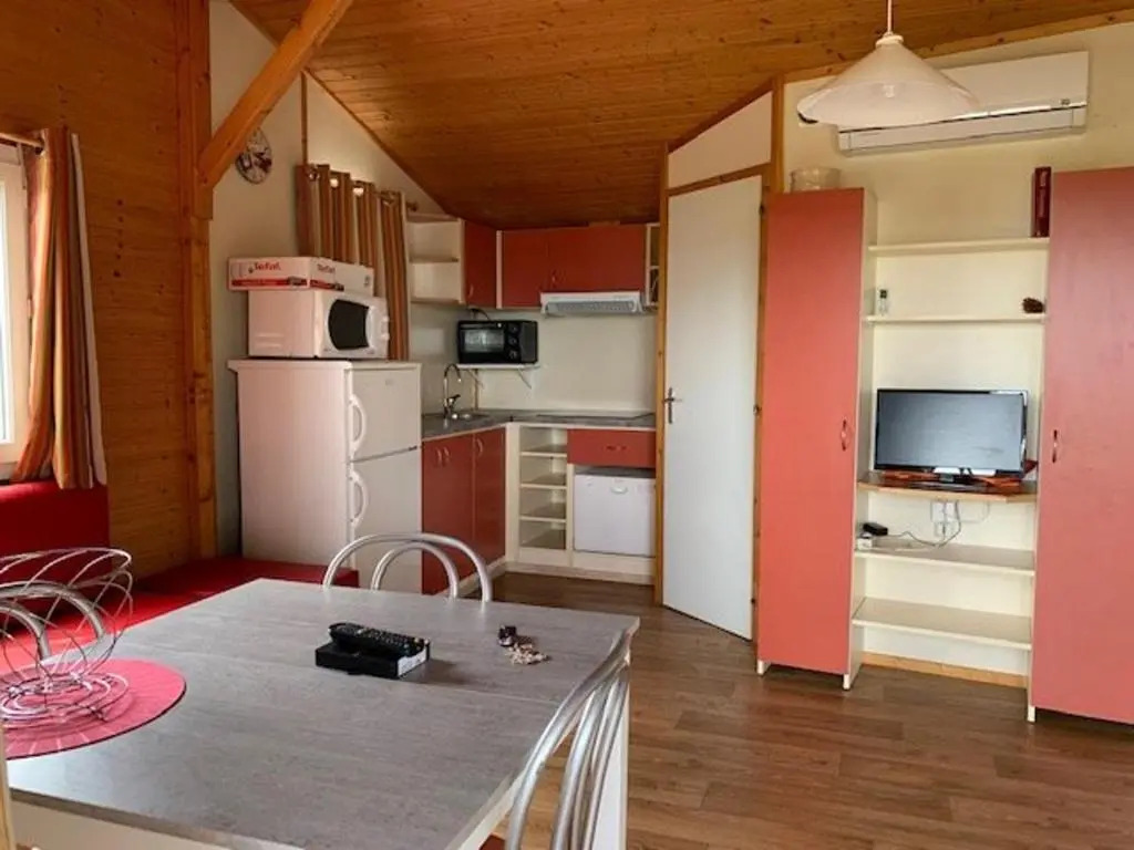 Chalet climatisé pour 6, calme avec piscine et parking - FR-1-607-59