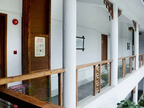 Zhenyangxia Scenic Area Theme Inn