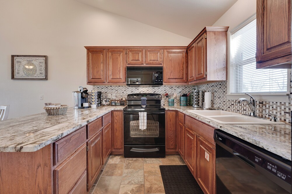 6 Mi to Branson Strip: Resort Condo w/ Perks