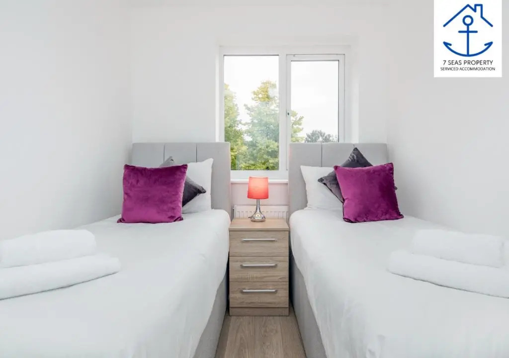 Luxury Two Bedroom by 7 Seas Property Serviced Accommodation Maidenhead with Parking
