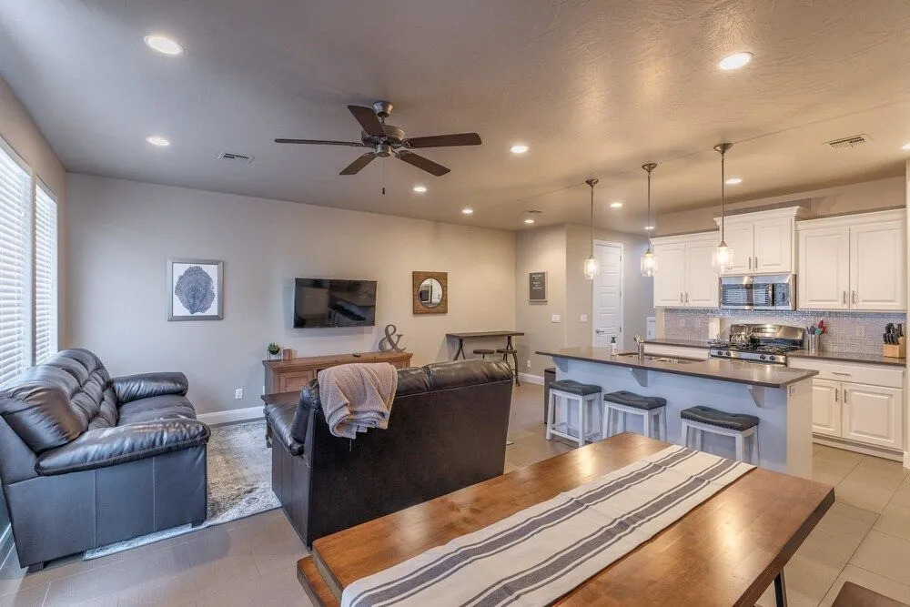 Sunny Ledgeview Retreat