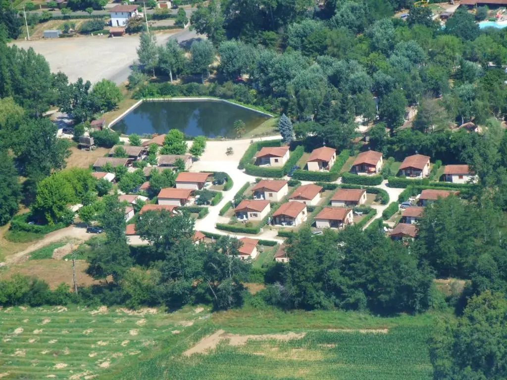 Maison de 2 chambres avec piscine partagee terrasse amenagee et wifi a Estang