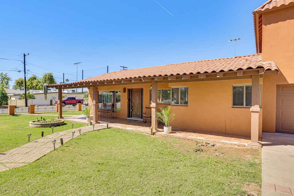 Walkable Uptown Gem! 3 Mi to Phoenix Mtns Preserve