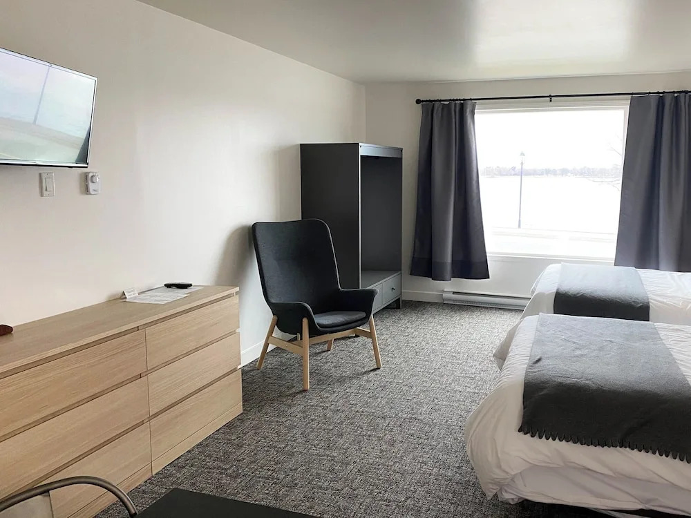 The Bayview Motel - Fort Frances, ON - Lakeside Motel