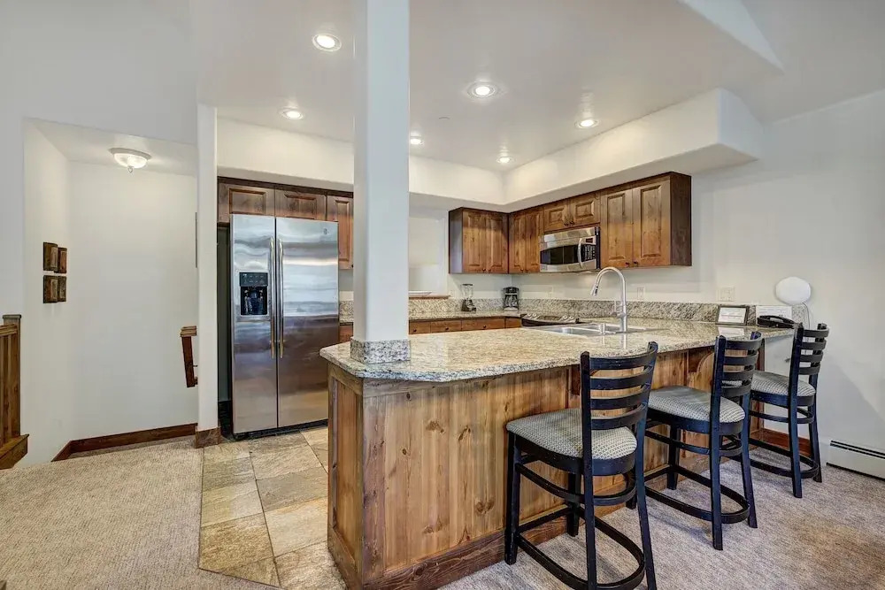 Spacious Upstairs Townhome With Private Garage 2 Bedroom Condo