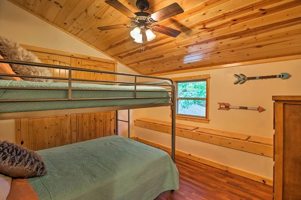 Cozy Broken Bow Cabin w/ Hot Tub - 1 Mi to Lake!