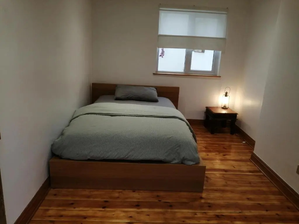 4 Bed House - Sleeps 10 - Pets - Parking - Wifi
