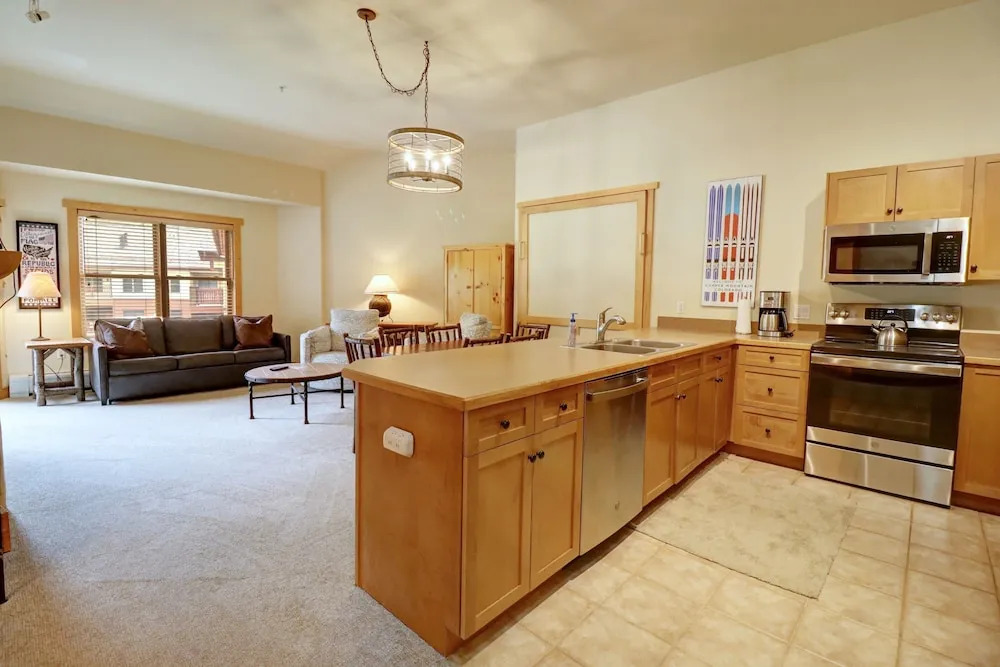 Spacious Top Floor Condo With Awesome Views and Vaulted ceilings - CS425 by Redawning