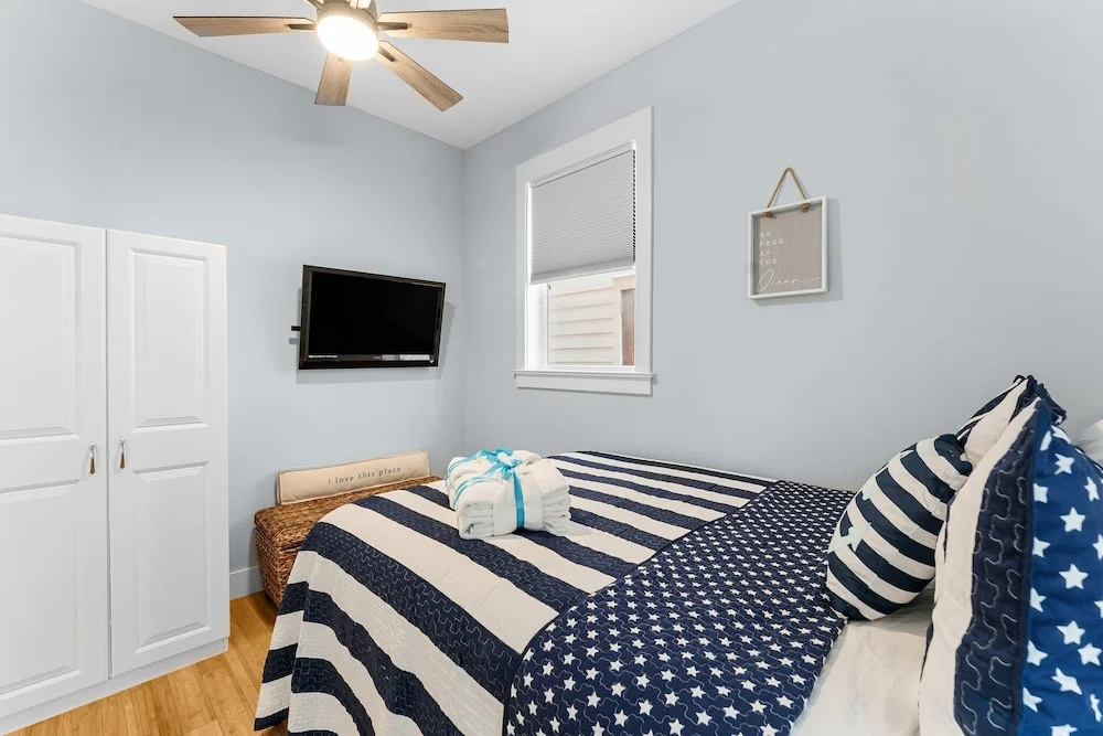 Beach Bay Getaway! Bayfront 4BR 4BA House Sleeps 12 Private Pool Boat Dock