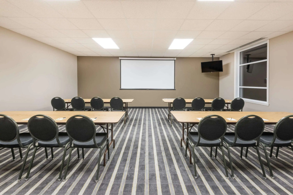 Super 8 by Wyndham Mont Laurier