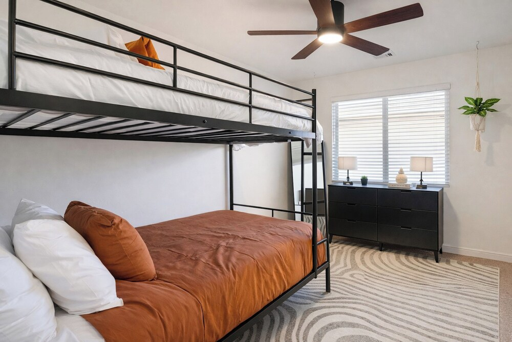 Phoenix Modern Retreat w/ Pool & Putting Green