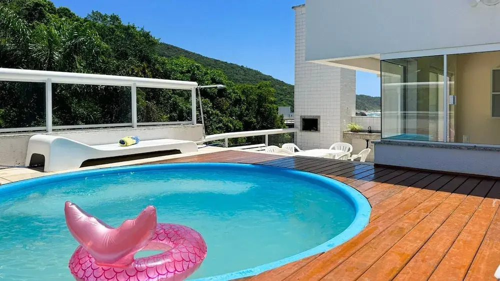 Apartamentos com piscinas na praia de Bombas