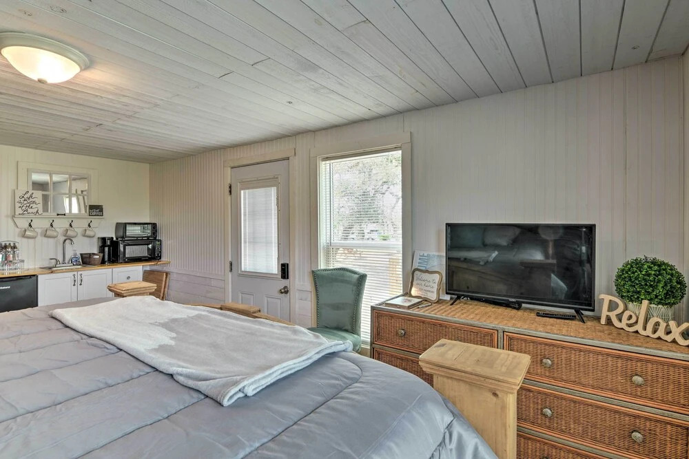 5 Mi to Rockport Beach Park: Studio w/ Porch!