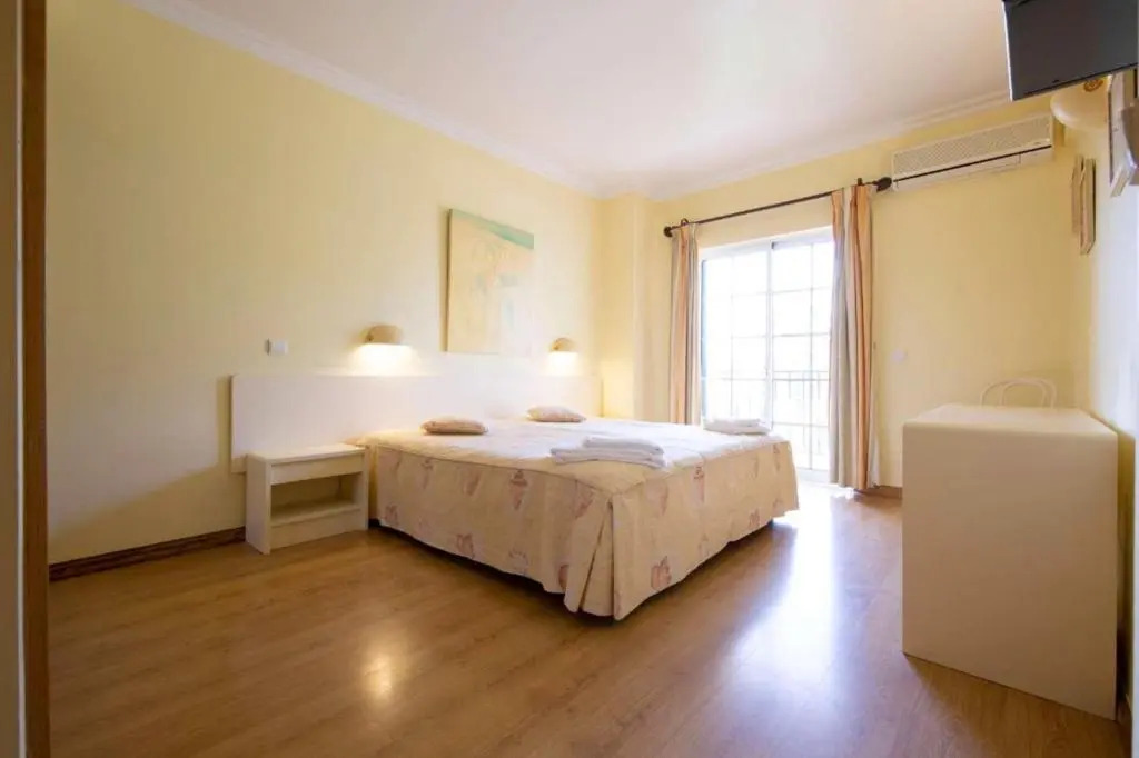 A stylish villa with a private pool, short drive from the centre, free AC Wifi