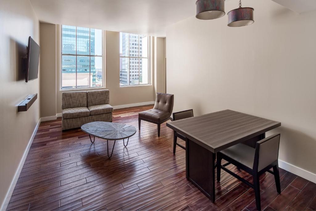 Hotel RL Baltimore Inner Harbor