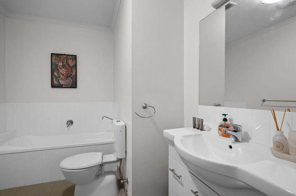 Spacious 3-bed Townhouse in Coburg