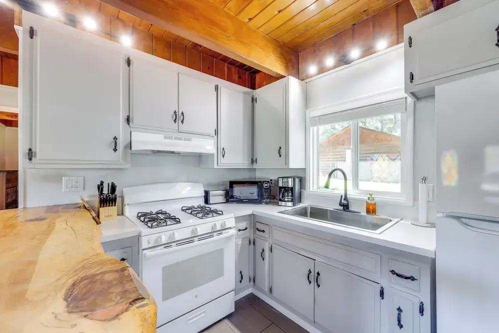 2 Mi to Trails: Modern Mountain Condo in Big Bear