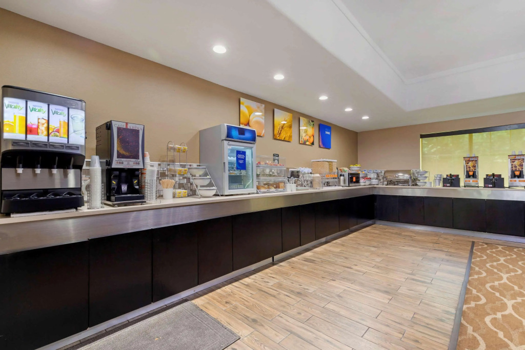 Comfort Inn & Suites Near Six Flags & Medical Center