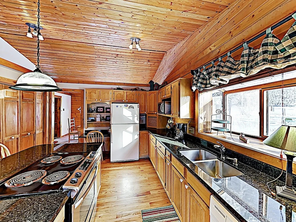New Listing! Lovely Log Mountain W/ Fireplace 5 Bedroom Home
