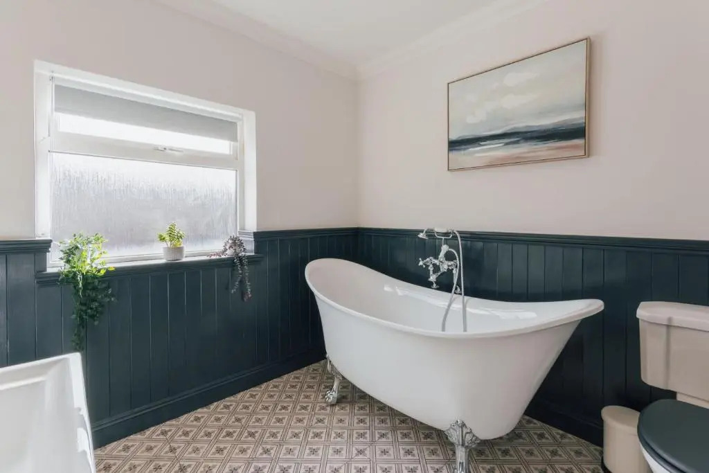 Stunning 4 bed with hot tub - walking distance to Cromer beach and town