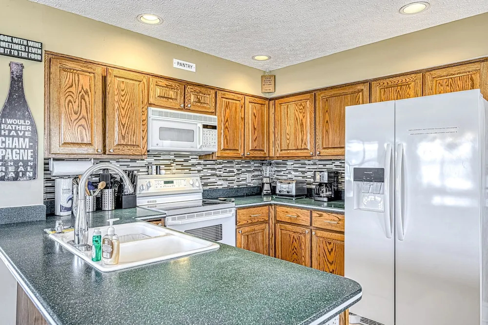 Amuse Cove - Lakefront Home With Private Dock, Pool, Tennis & Wide Boat Launch