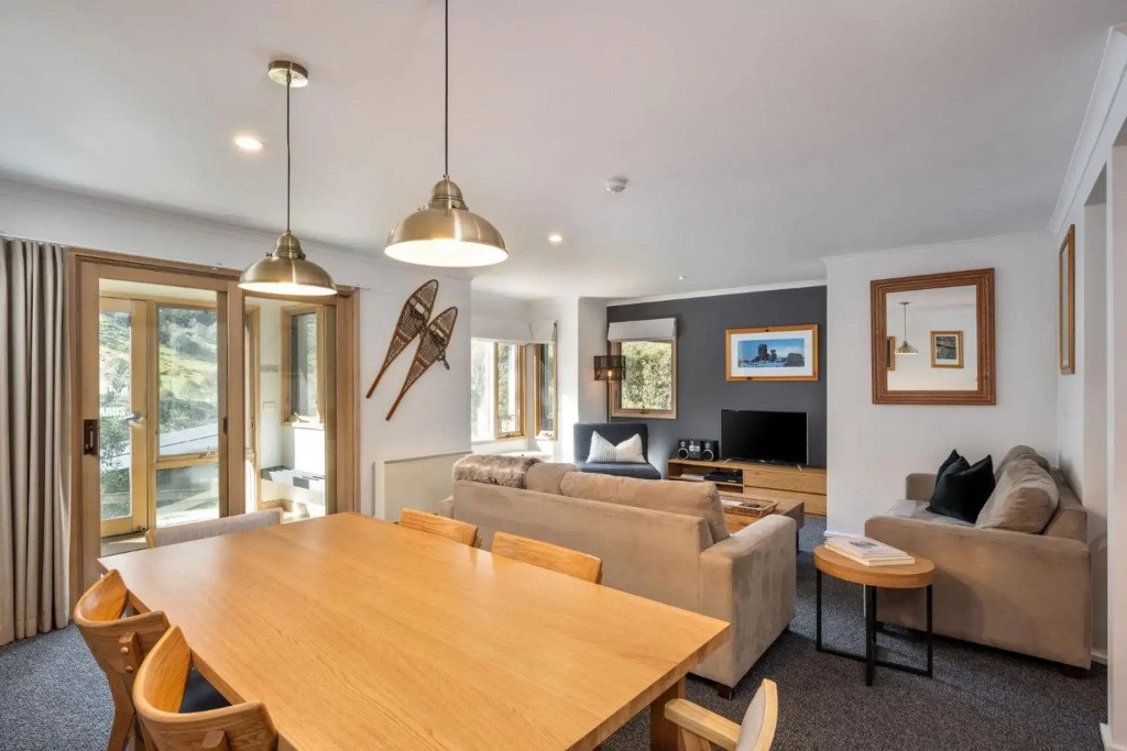 Lhotsky 1 Bedroom apartment with secluded outlook and onsite parking