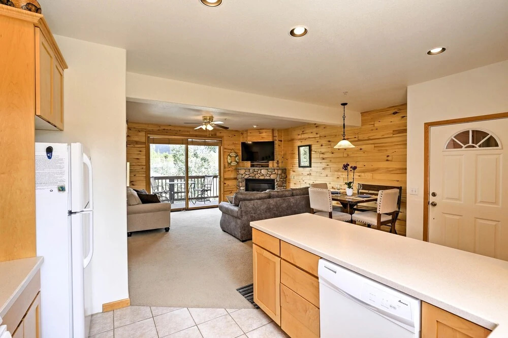 7 Mi to National Park: Grand Lake Condo w/ Deck!
