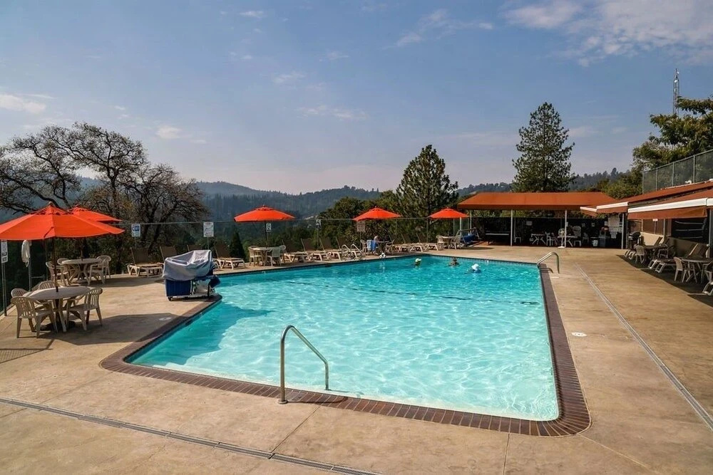 Huckleberry Cabin - Pet Friendly with Big Deck by Yosemite Region Resorts