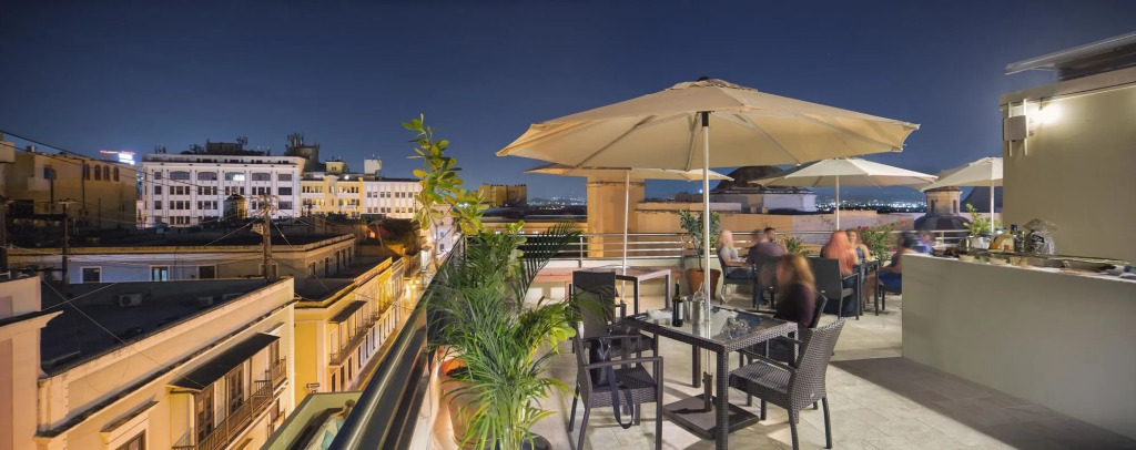 Decanter Hotel