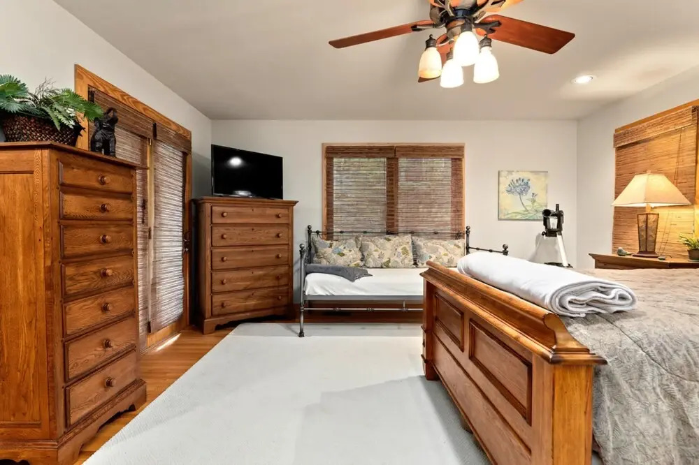 Cozy Wintergreen Retreat Fireplace & Spacious Deck