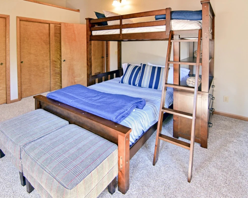 11443 Northwoods Blvd House Unit B - 2 Br home by RedAwning