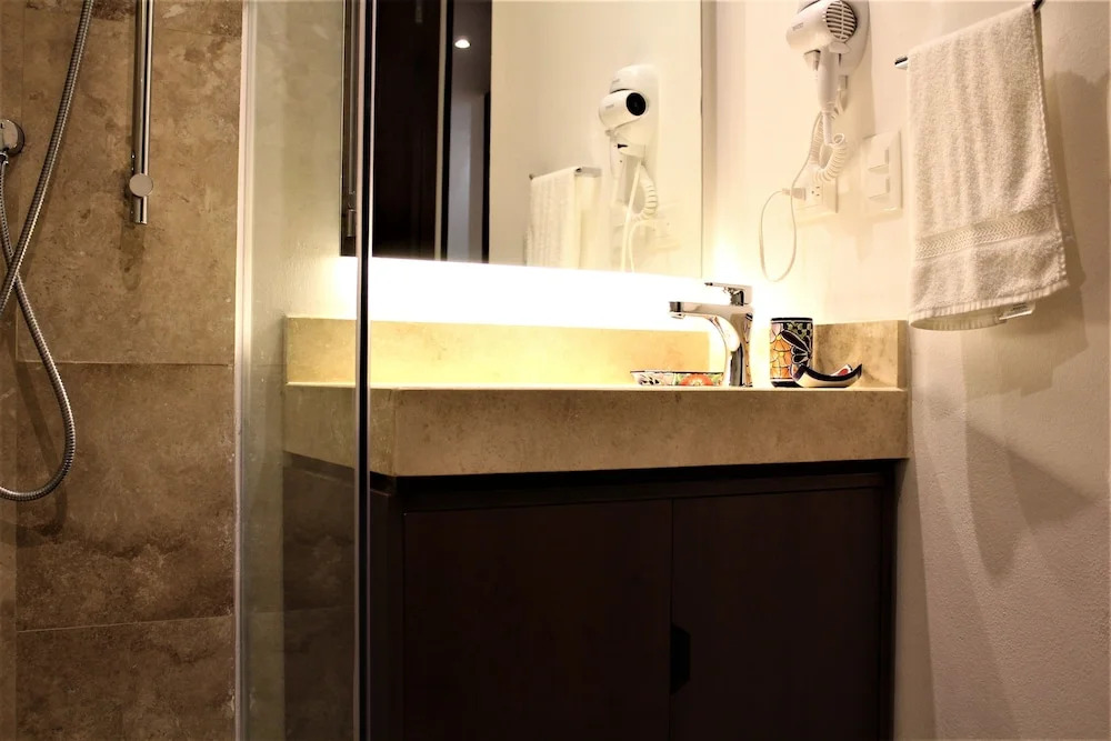 Profound relaxation in 2BR Condo with pool view by Happy Address