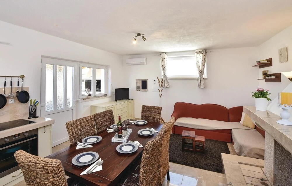 Three-Bedroom Holiday Home In Pucisca