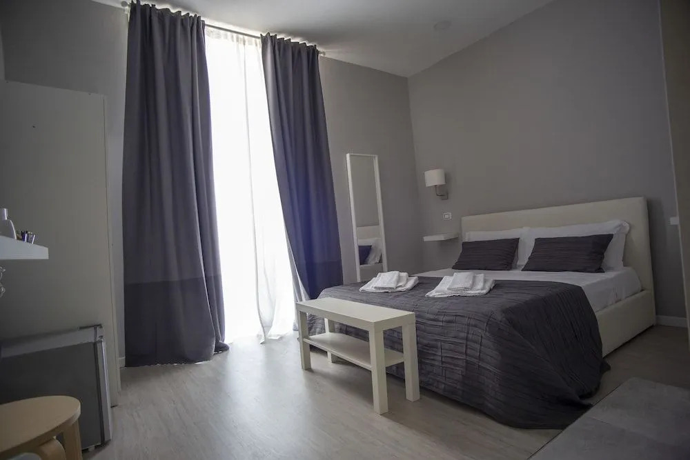 Re Carlo Rooms